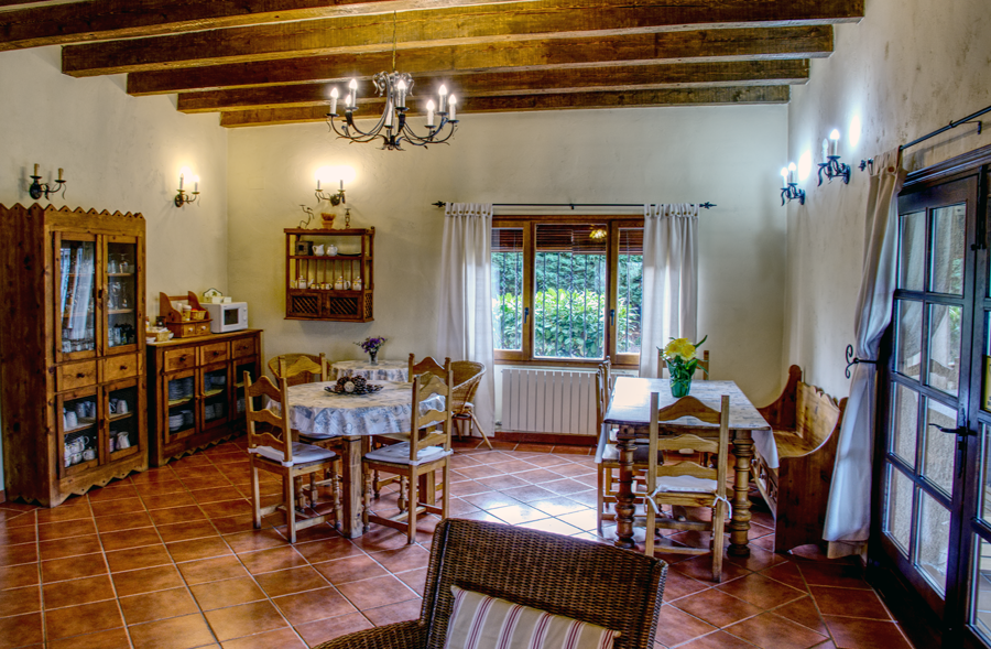 Sala con tres mesas