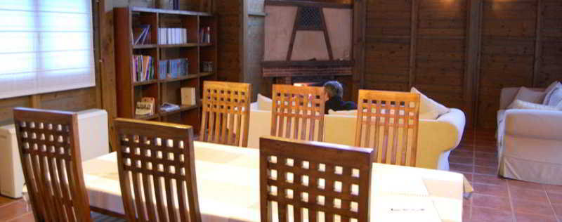 Sala con mesa