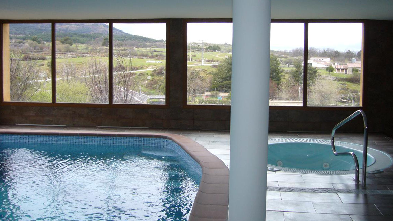 Piscina y jacuzzi