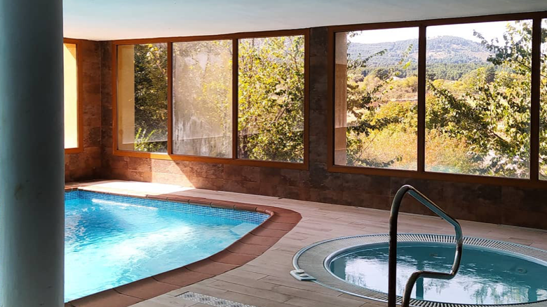 Piscina y jacuzzi