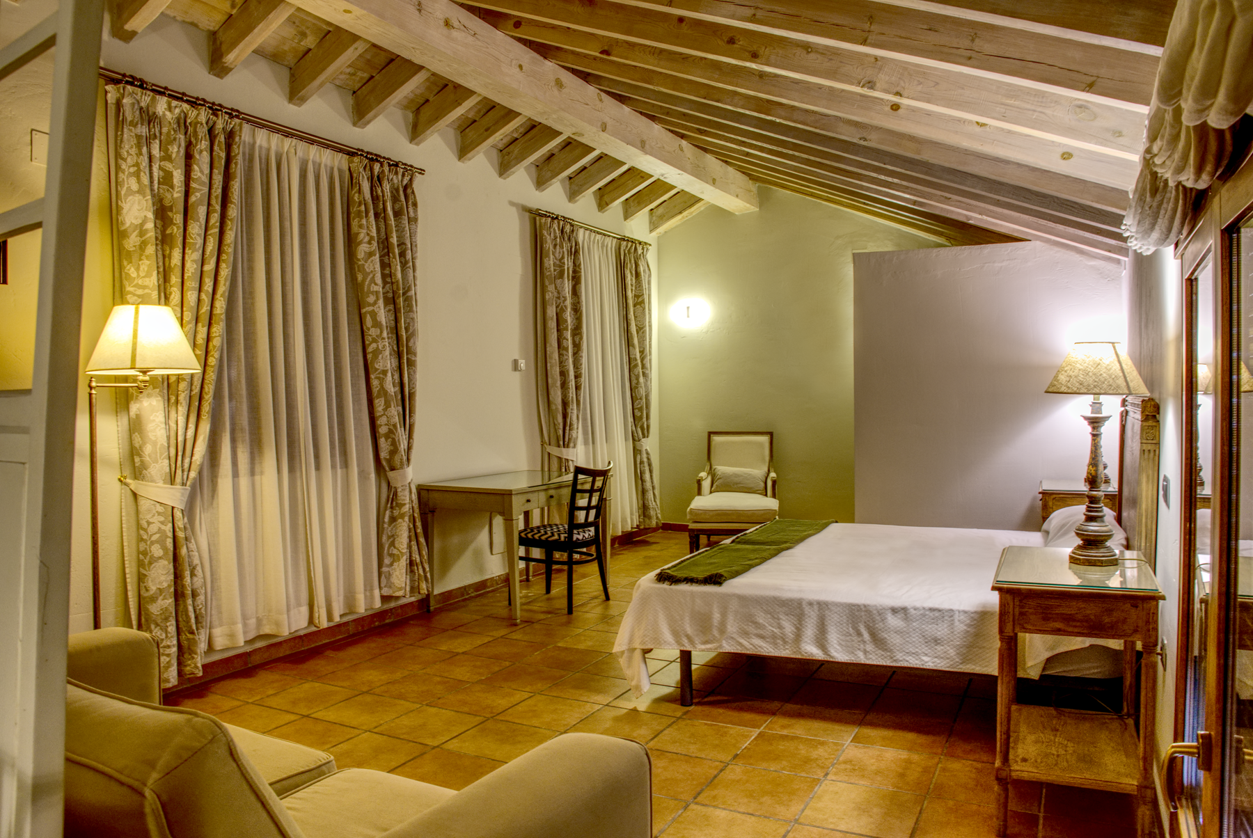 Habitación con cama y sofá
