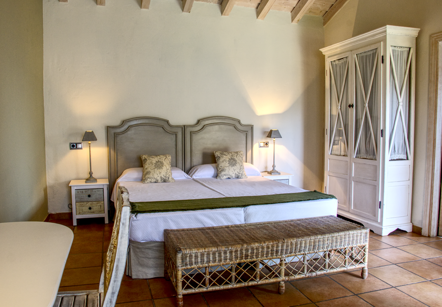 Habitación con cama y estantería