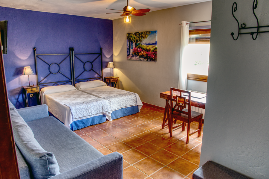 Cama con sofá y escritorio